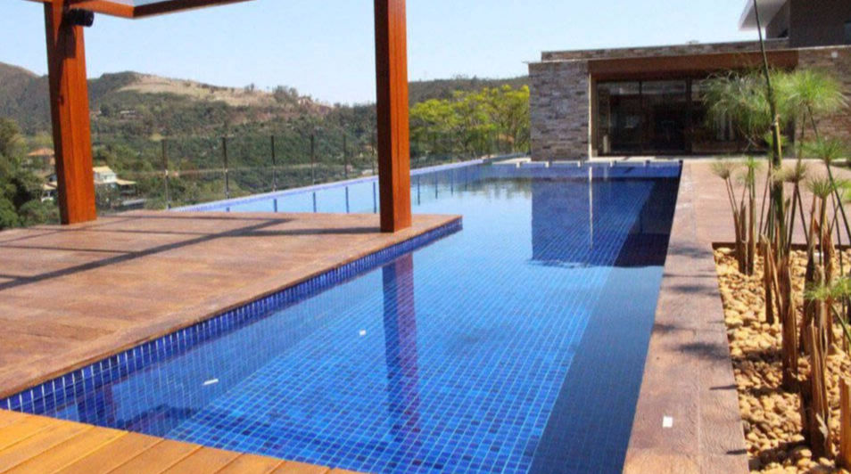 piscina borda infinita com deck